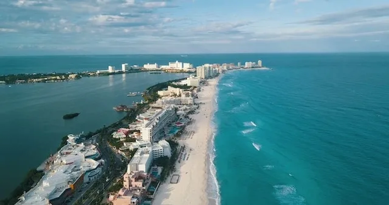 cancun vista de cima com prédios e agua azul turquesa