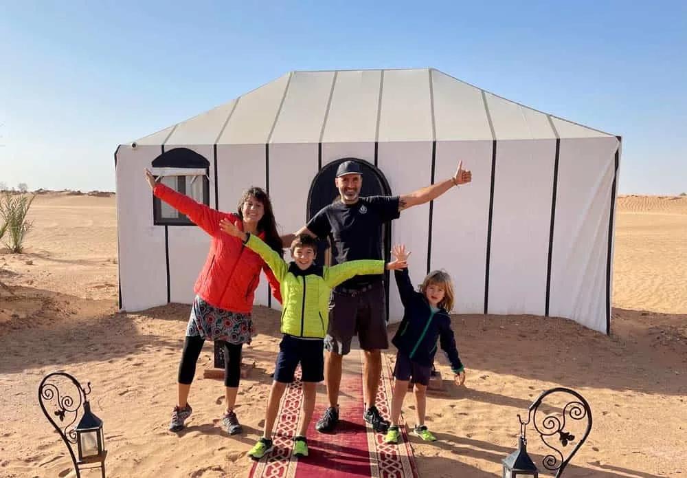 familia em frente à tenda em Marrocos