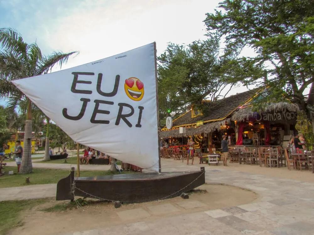 barco atrcado na praia com o lema 'eu amo Jeri' na vela
