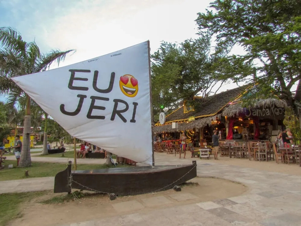 barco atrcado na praia com o lema 'eu amo Jeri' na vela