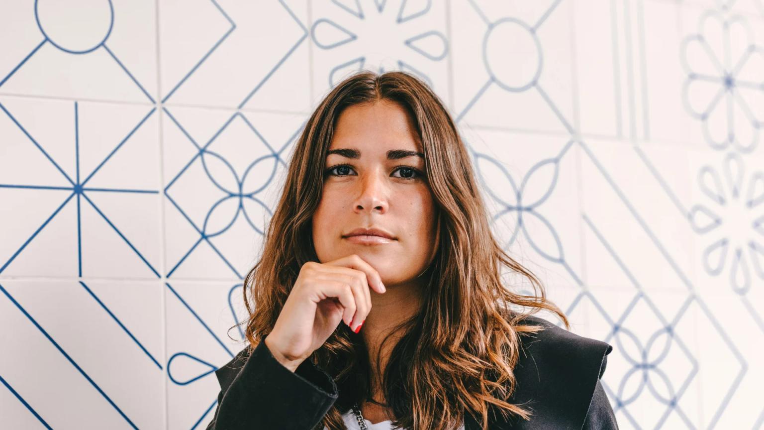 Mujer de mediana edad preguntándose cuál es el mejor seguro de vida.