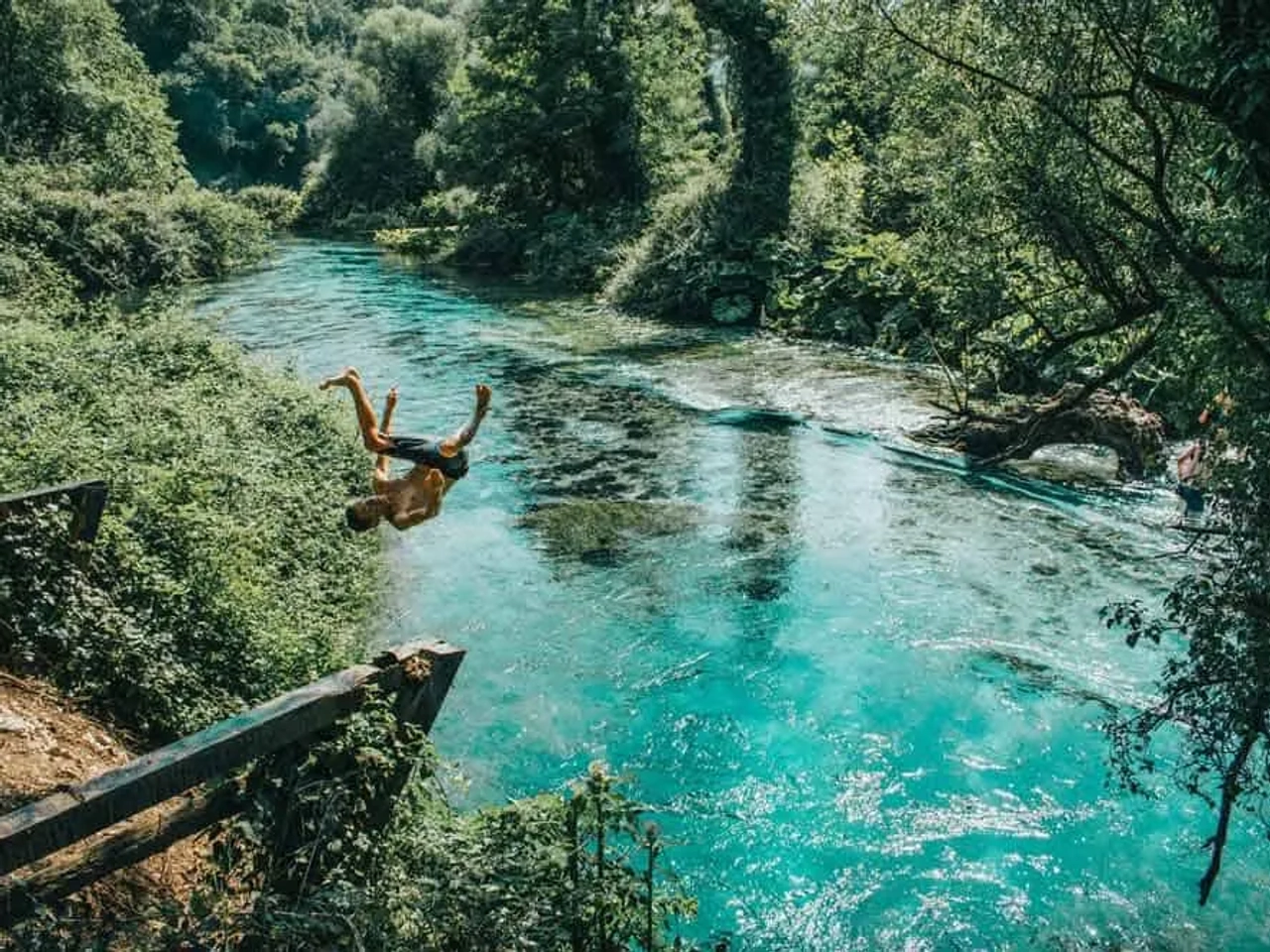 diversión saltando al agua