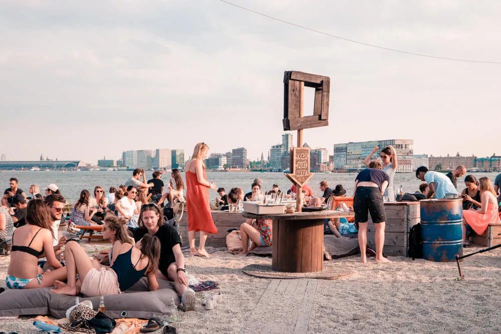 pessoas convivem em mobilia prefabricada no ndsm wharf