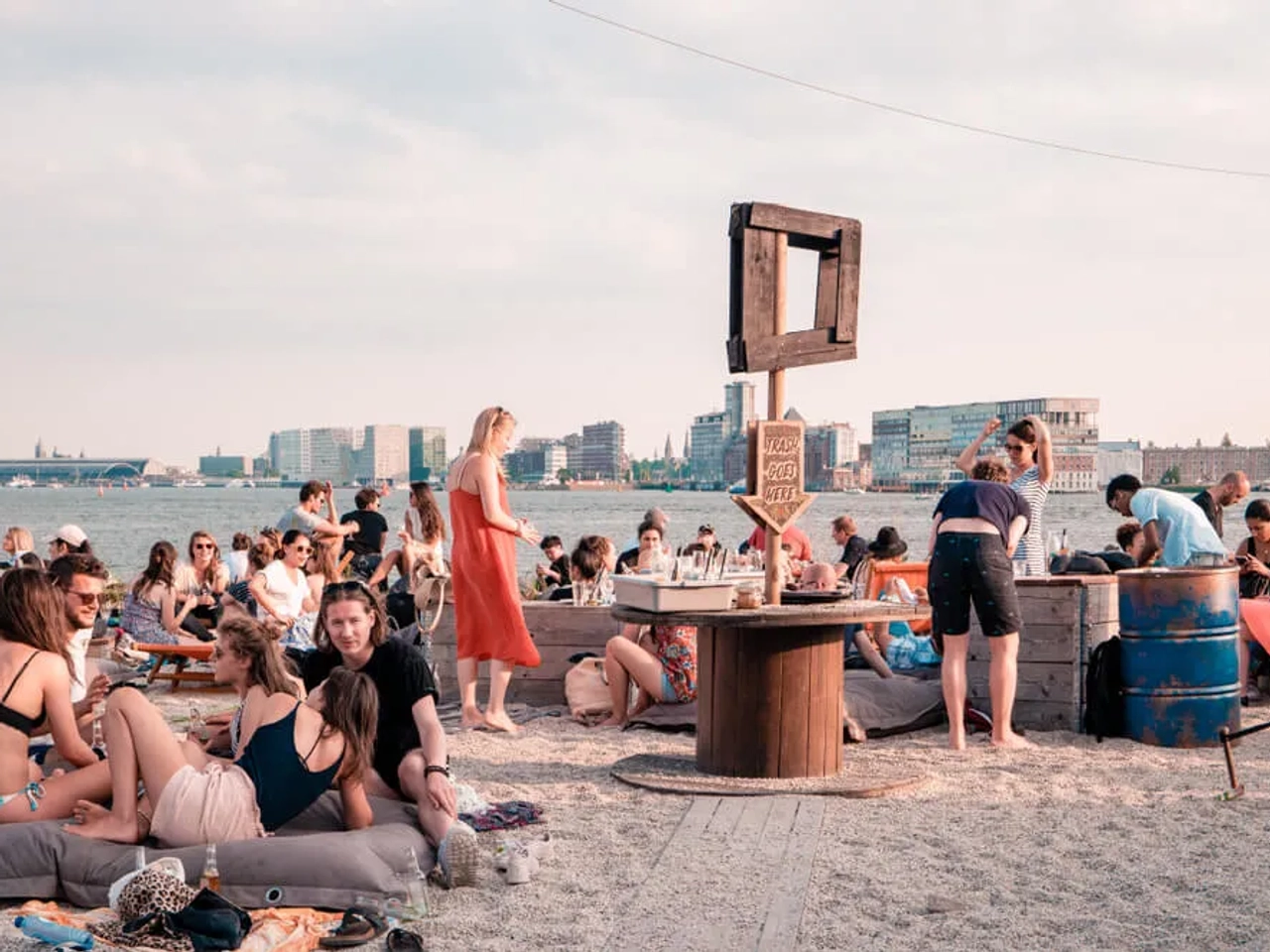 pessoas convivem em mobilia prefabricada no ndsm wharf