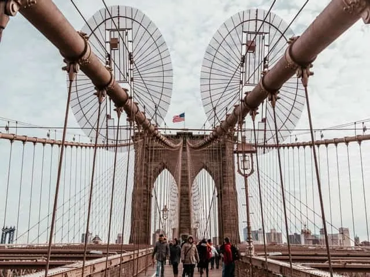 pessoas a atravessar a brooklyn bridge