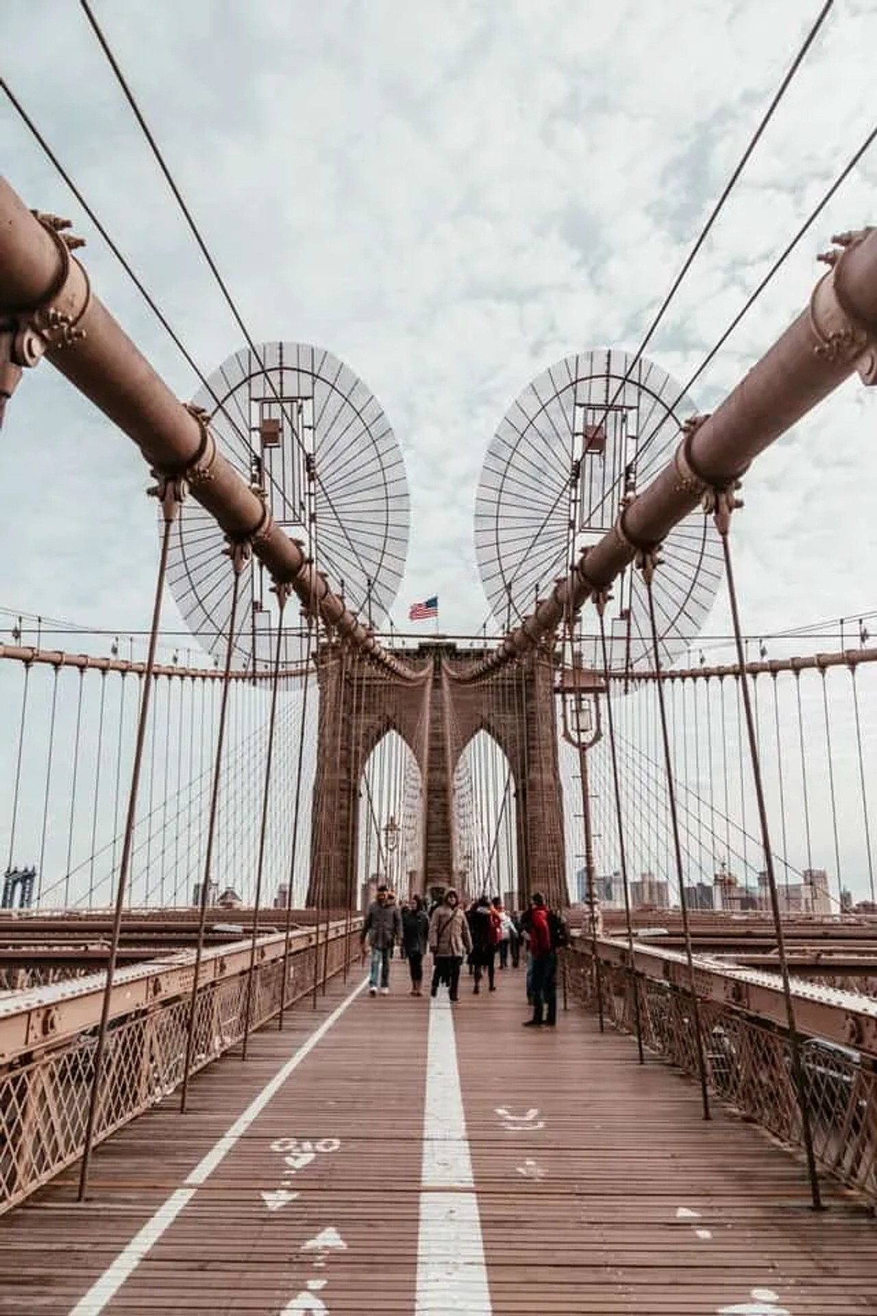 pessoas a atravessar a brooklyn bridge