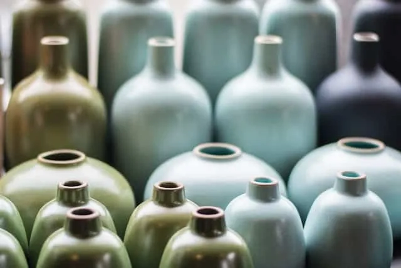 vasos em ceramica verdes e azuis