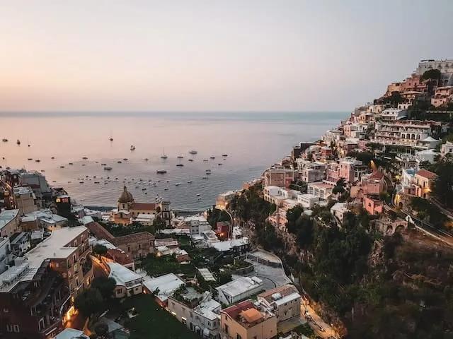 encosta com as casas iluminadas sobre o mar em positano na costa amalfi
