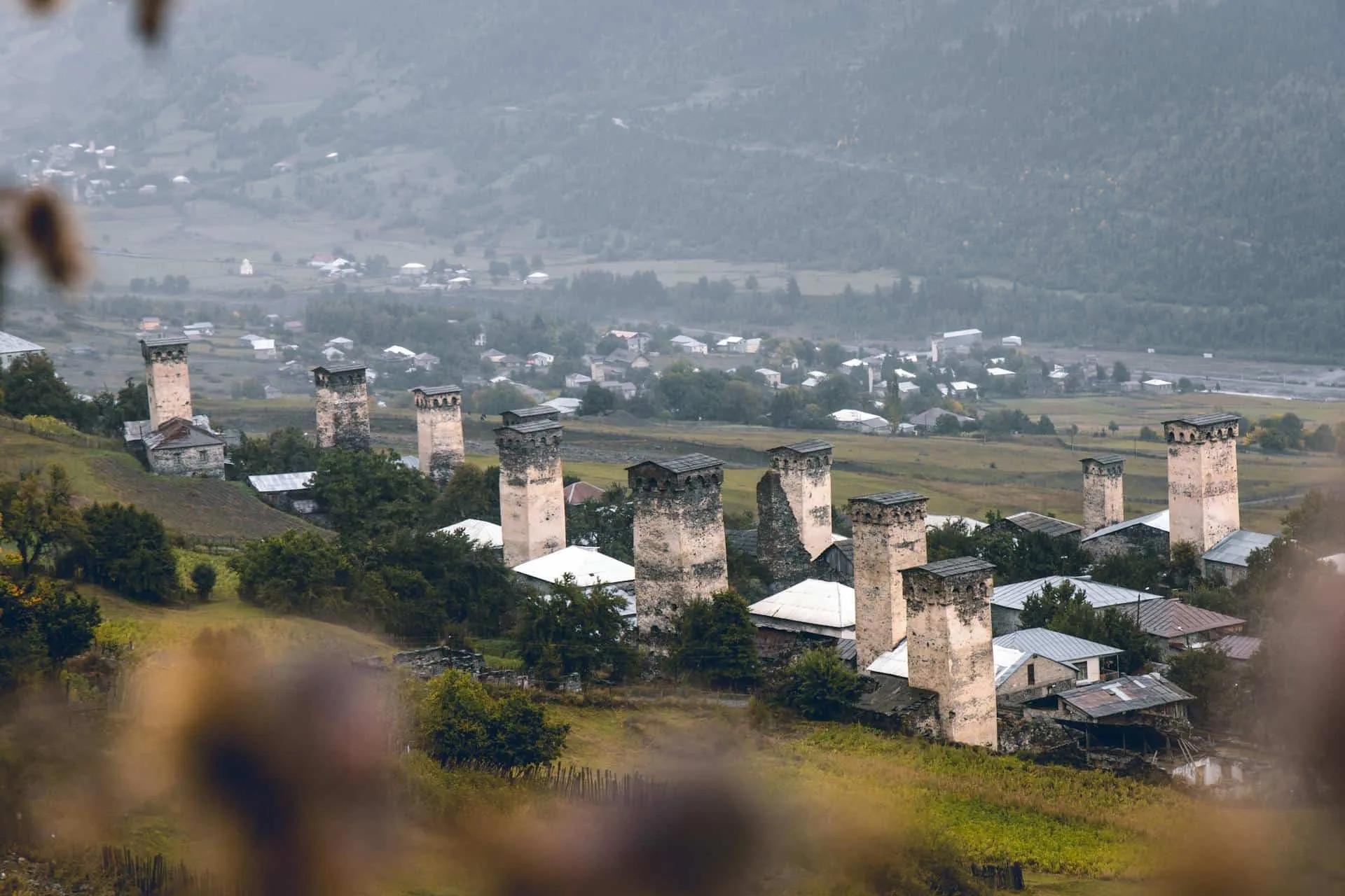 Torres de pedra em uma paisagem montanhosa da Geórgia.