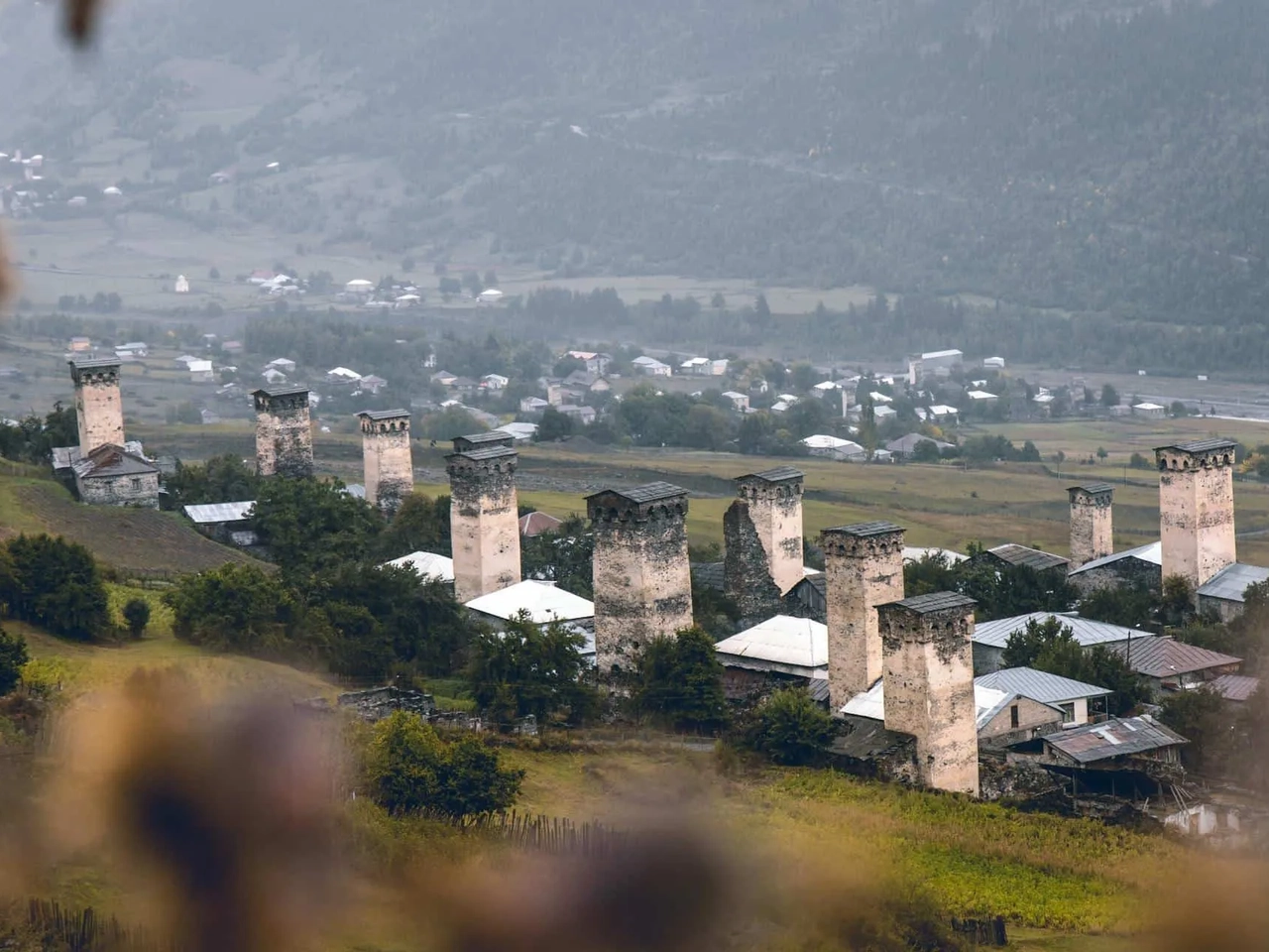 Torres de pedra em uma paisagem montanhosa da Geórgia.