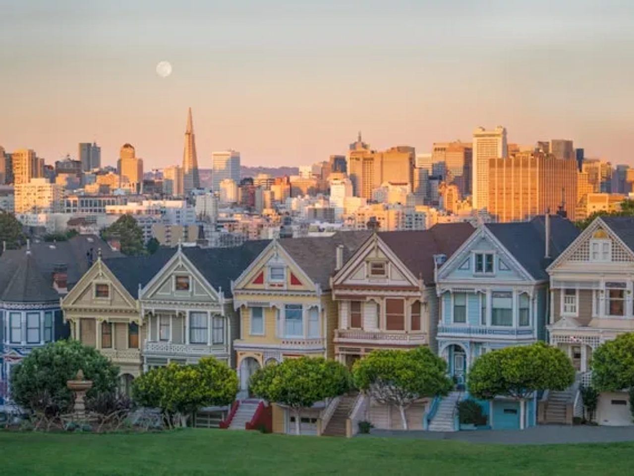casas em san francisco com o sol a bater nos estados unidos