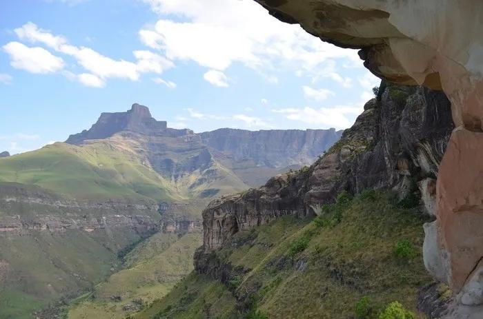 Vista panorámica de montañas y valles en un trekking desafiante.