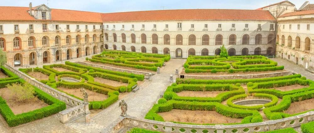 patio interior do mosteiro de alcobaça e os seus jardins