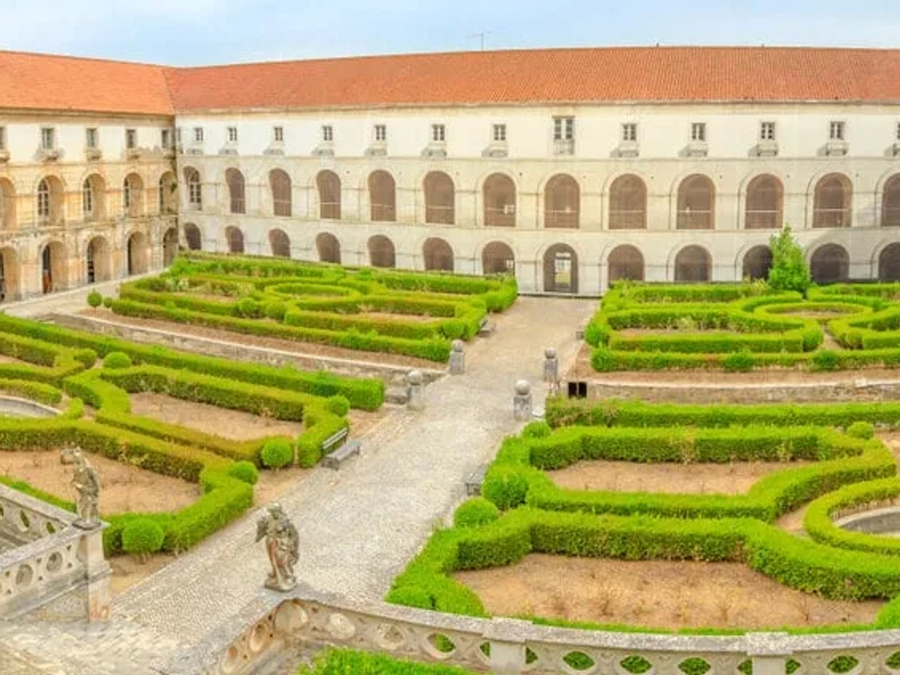 patio interior do mosteiro de alcobaça e os seus jardins
