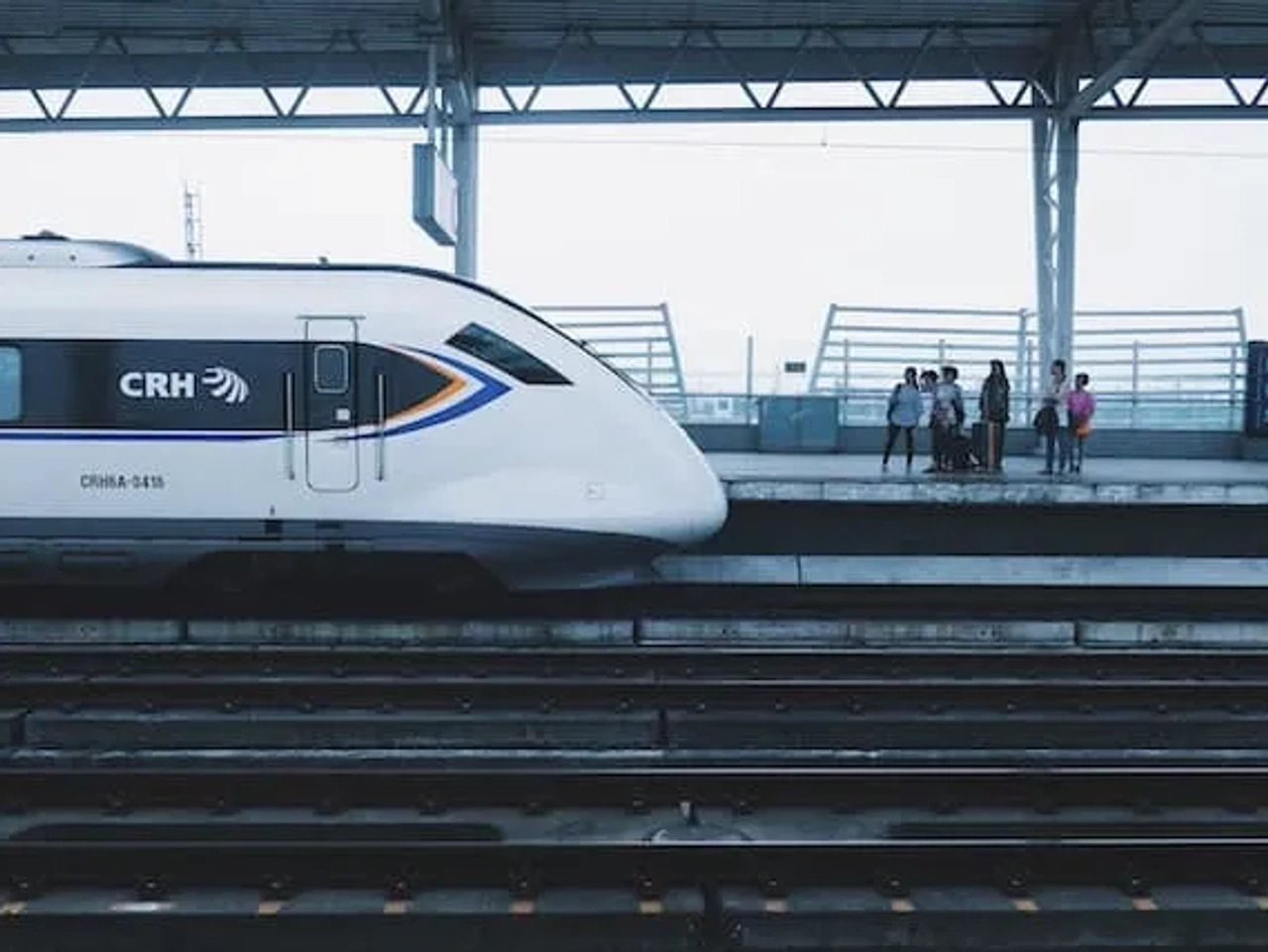 comboio de alta velocidade numa estação de comboios no japão - conselhos e informações úteis