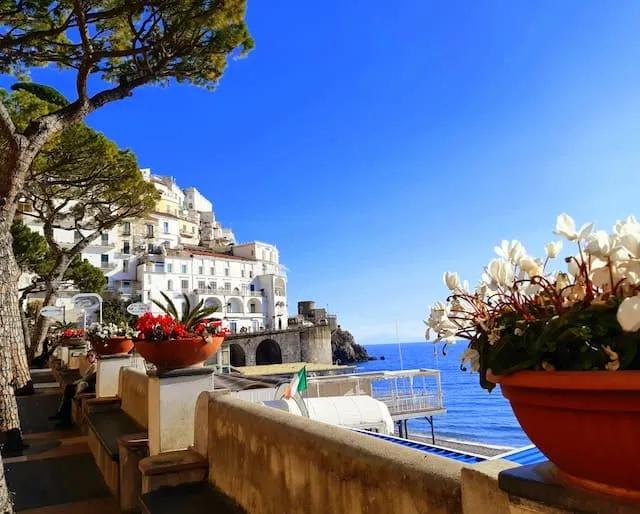 vista das casas numa encosta em amalfi na italia