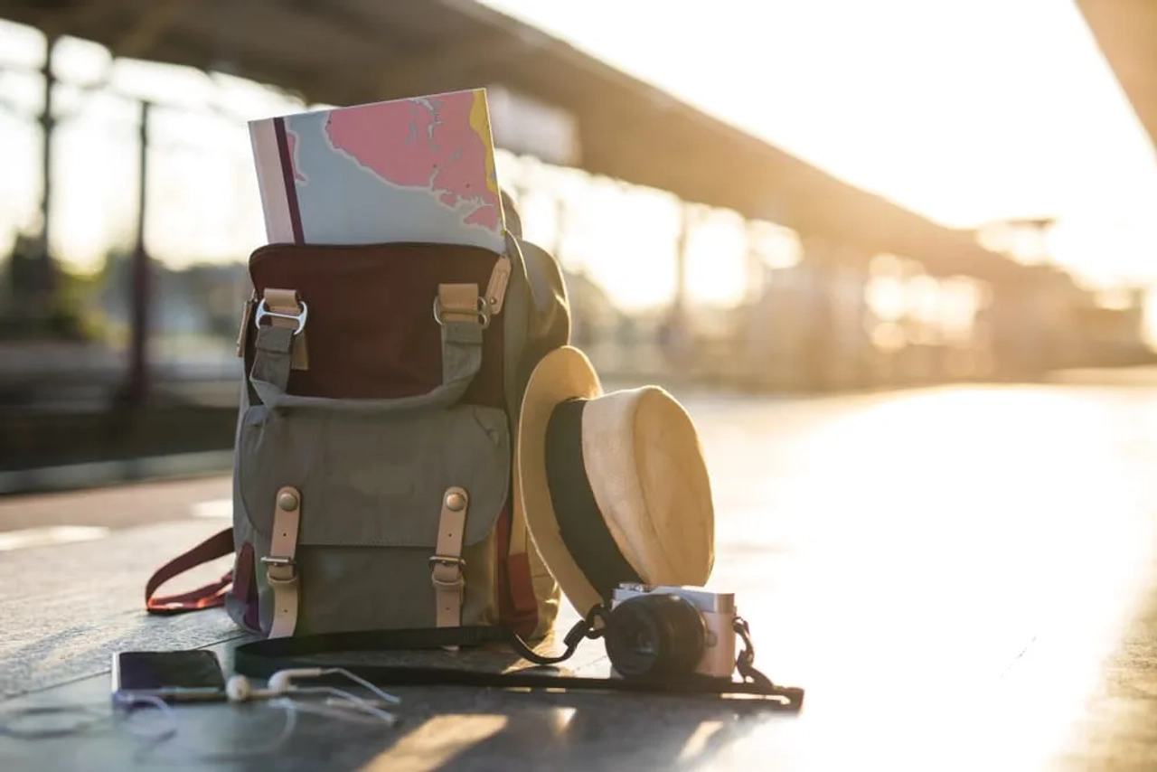 mochila e acessorios de viagem colocados no chao