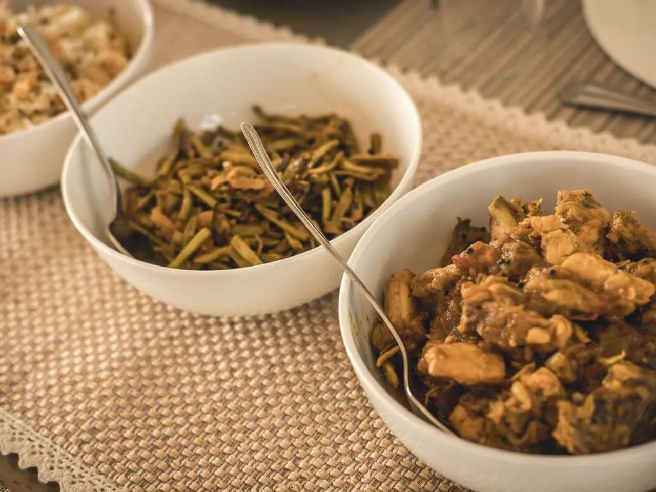 varios pratos com comida tipica indiana