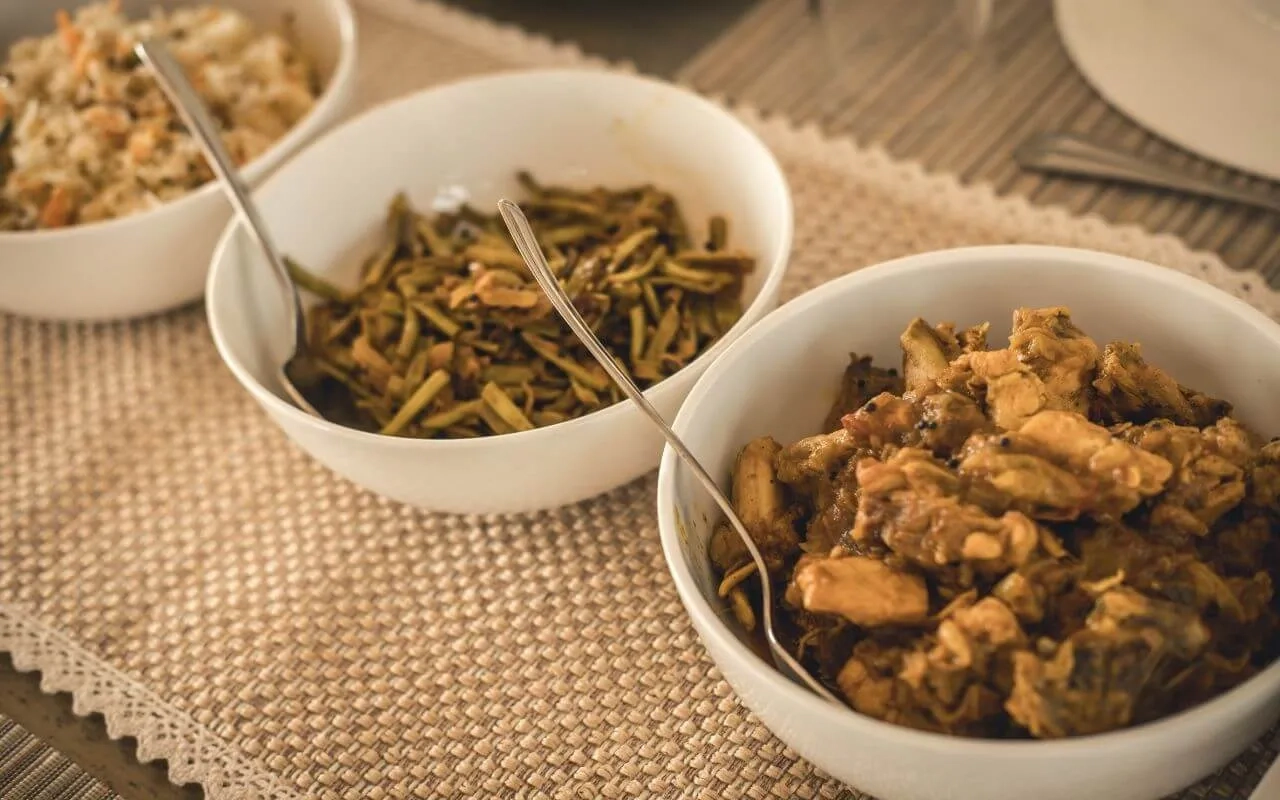 varios pratos com comida tipica indiana