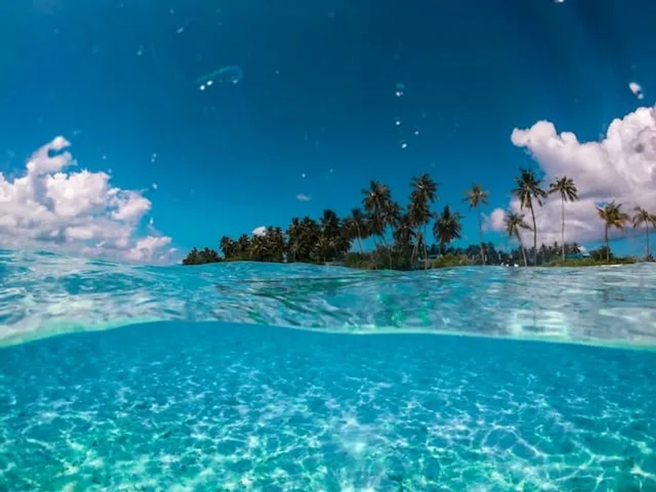 água azul turquesa na ilha Fulidhoo nas maldivas
