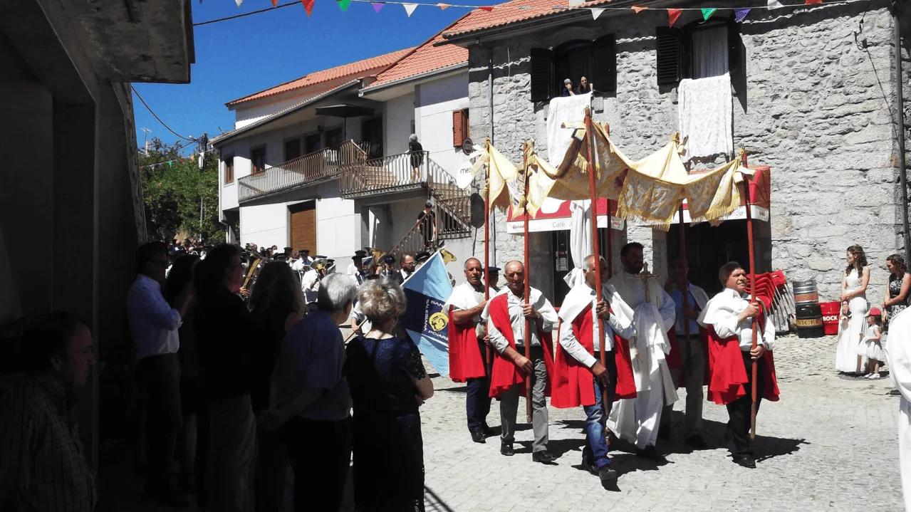 Desfile religioso durante a Semana Santa, com participantes em trajes tradicionais.