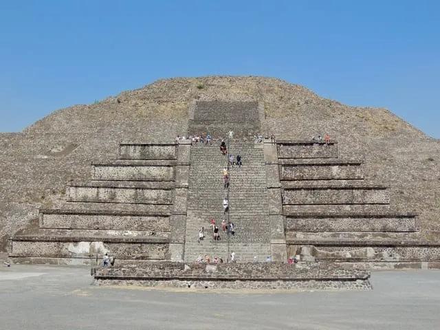 pessoas a subir à piramide da lua 