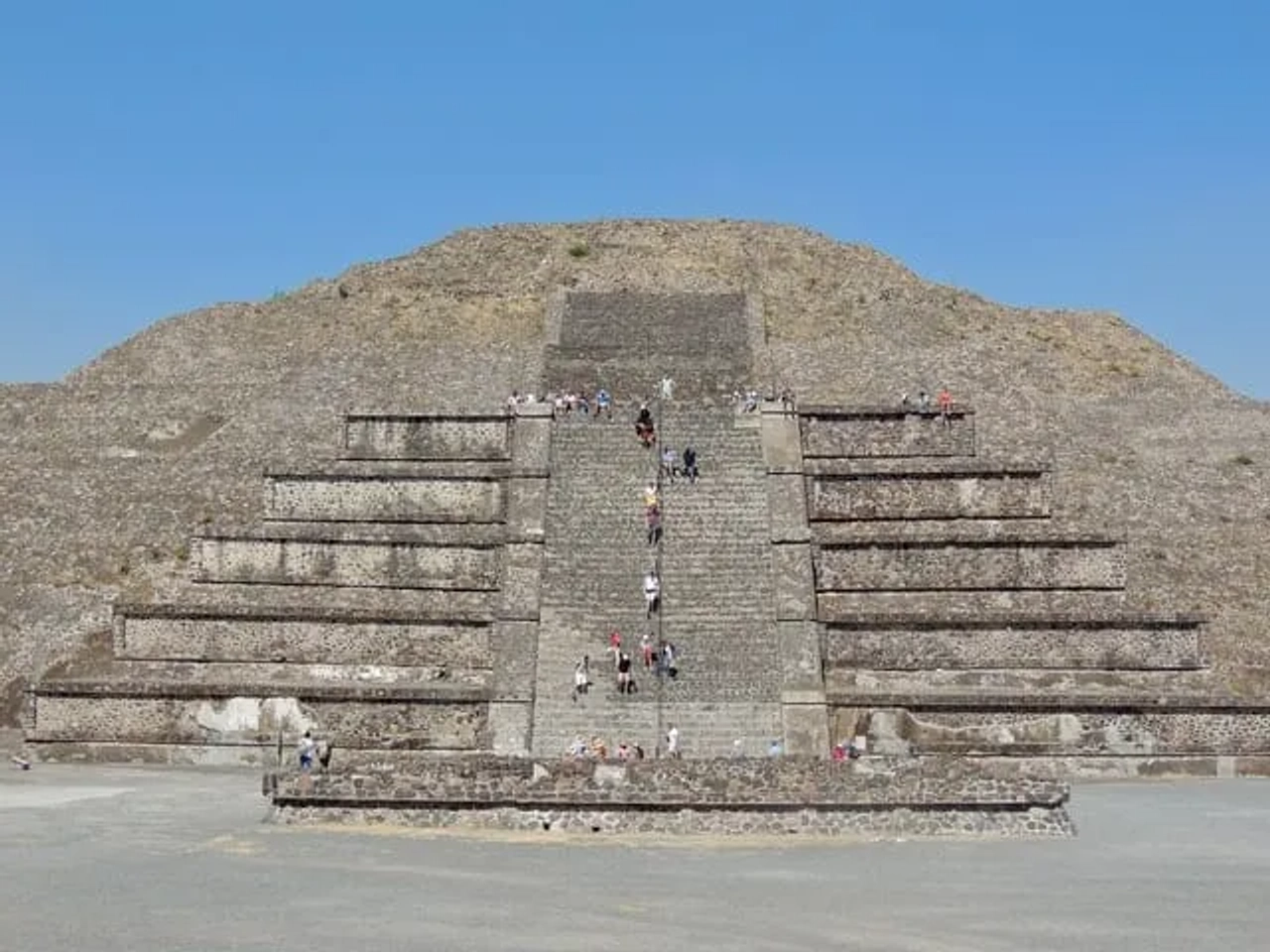 pessoas a subir à piramide da lua