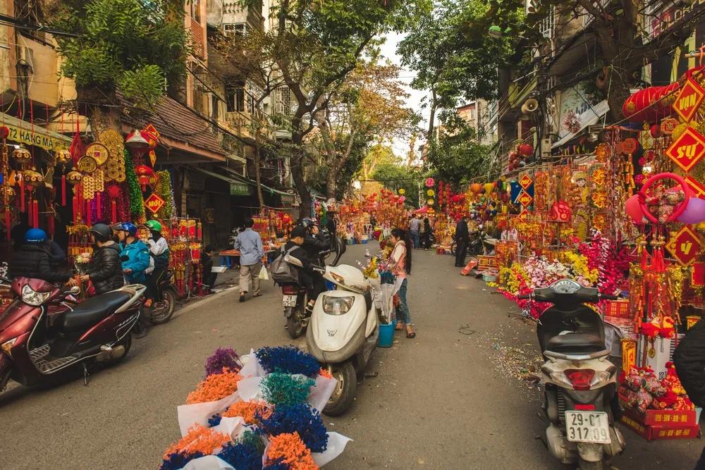 preparaçoes nas ruas de hanoi para o festival tet