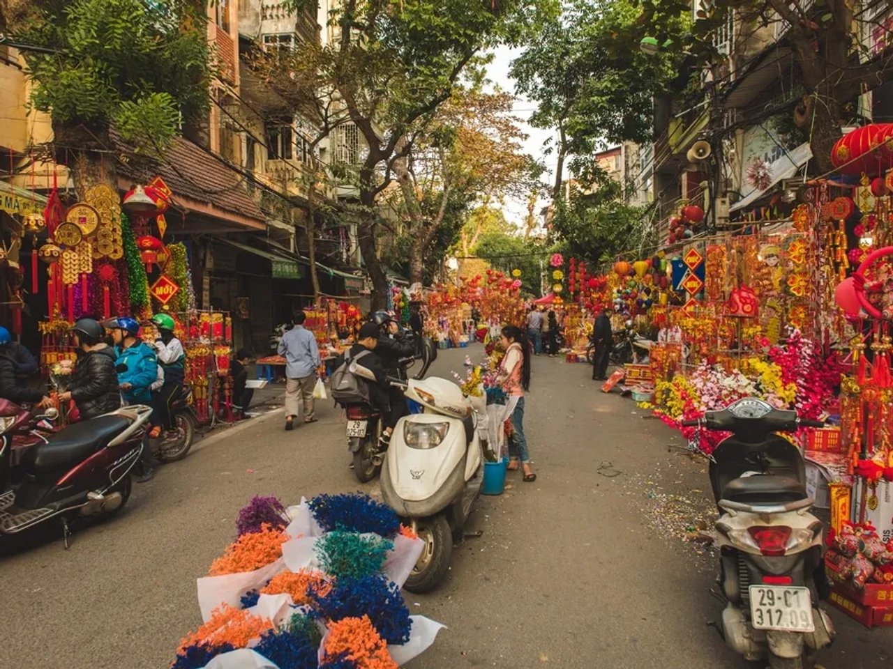 preparaçoes nas ruas de hanoi para o festival tet