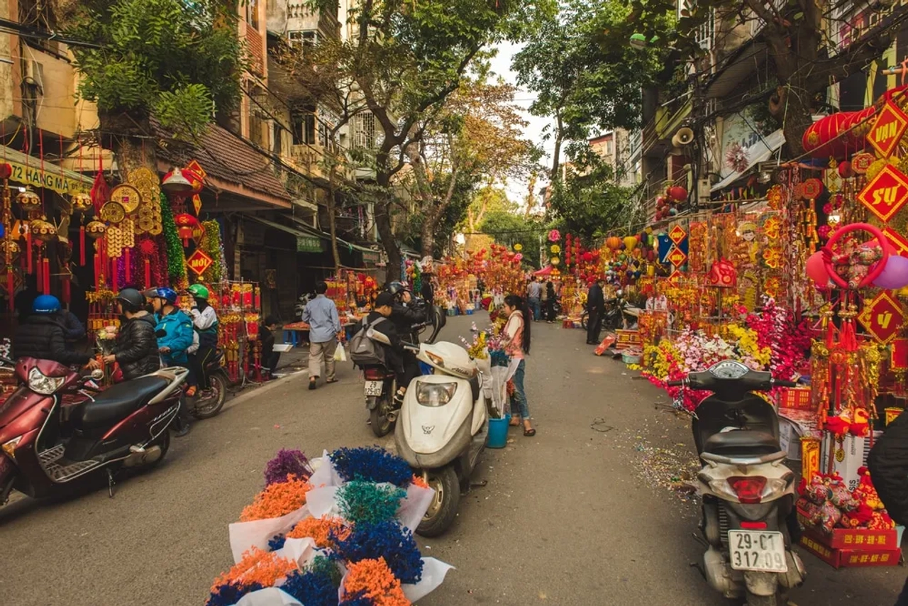 preparaçoes nas ruas de hanoi para o festival tet