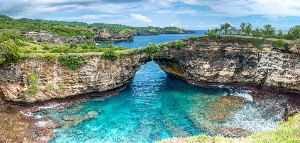 praia de nusa penida na indonesia