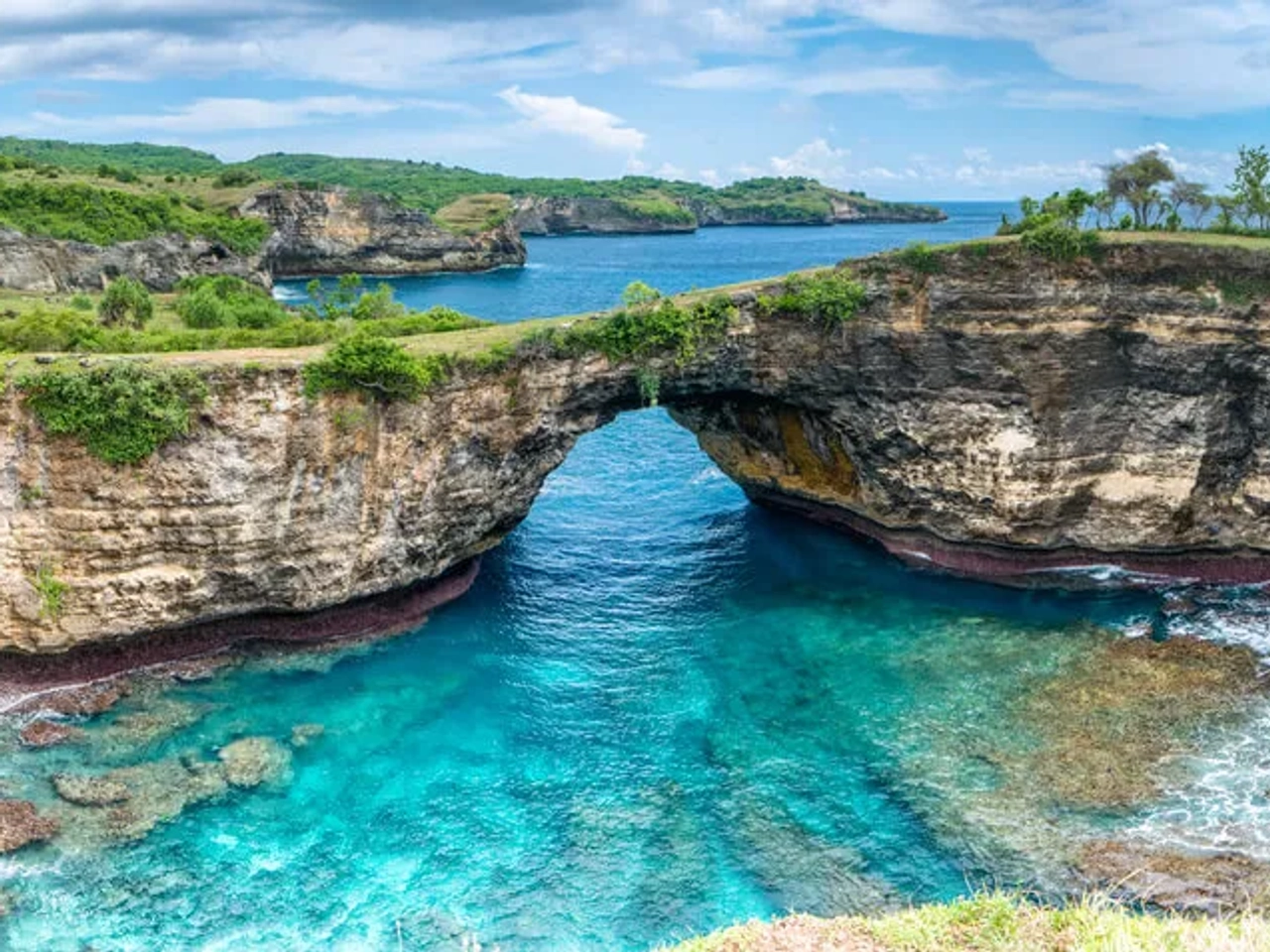 praia de nusa penida na indonesia