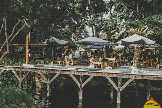 pessoas numa ponte de madeira em benin, africa 