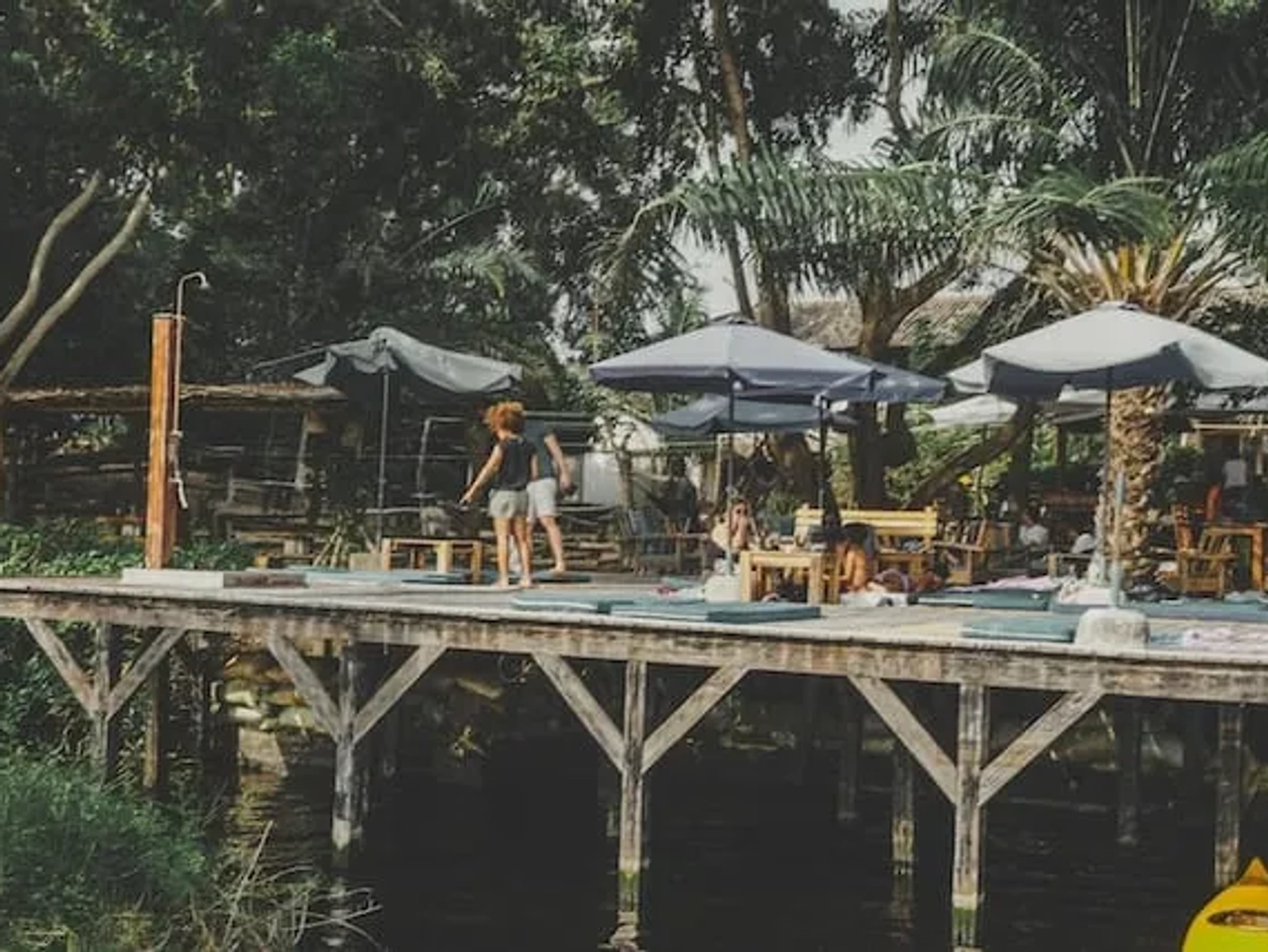 pessoas numa ponte de madeira em benin, africa