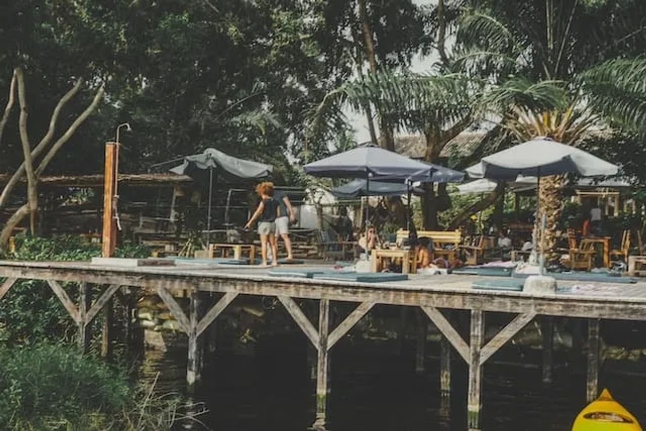 pessoas numa ponte de madeira em benin, africa