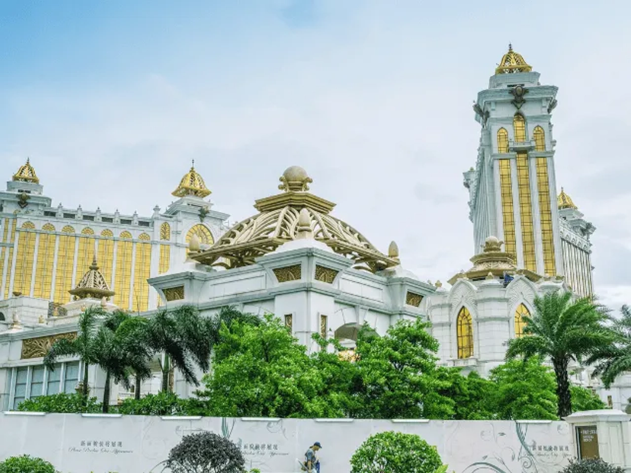 arvores a volta de um casino branco e dourado em macau na china