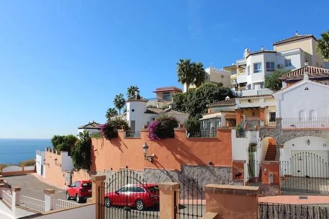 casas típicas na costa del sol em espanha ao pé da praia