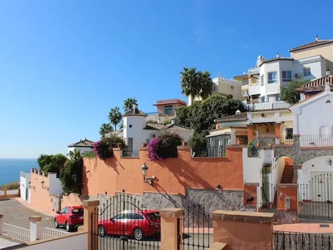 casas típicas na costa del sol em espanha ao pé da praia