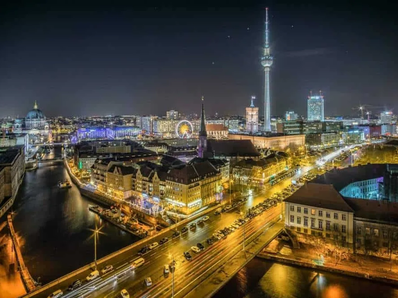 Vista nocturna de Berlín, con edificios iluminados y la Torre de Televisión.