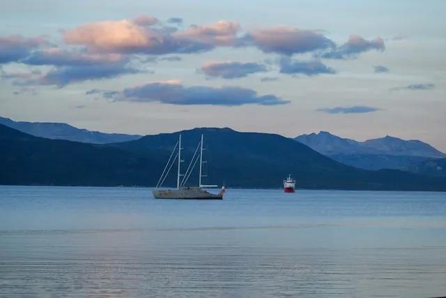 barcos a navegar em puerto williams