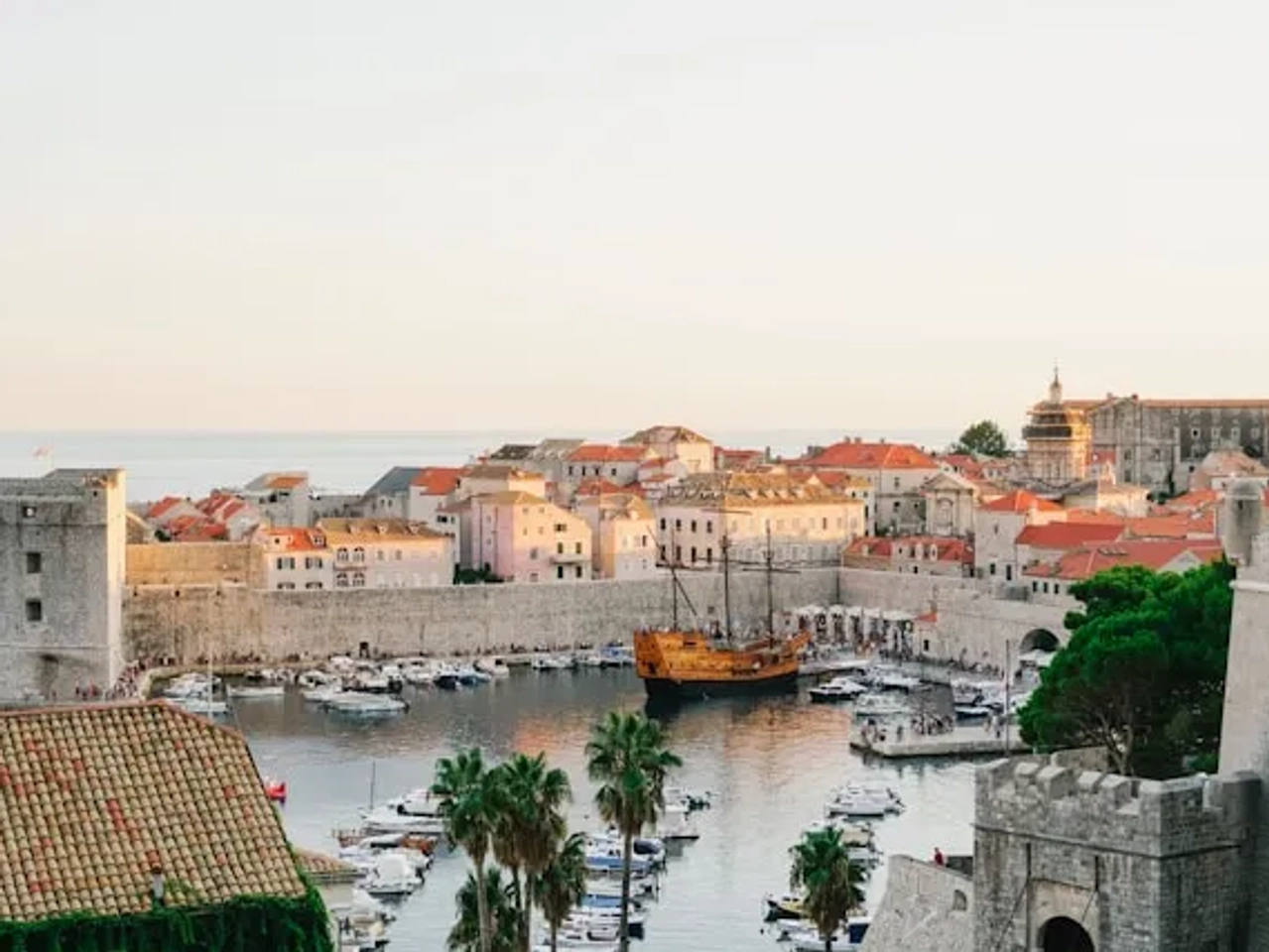 vista de uma marina com barcos na croacia