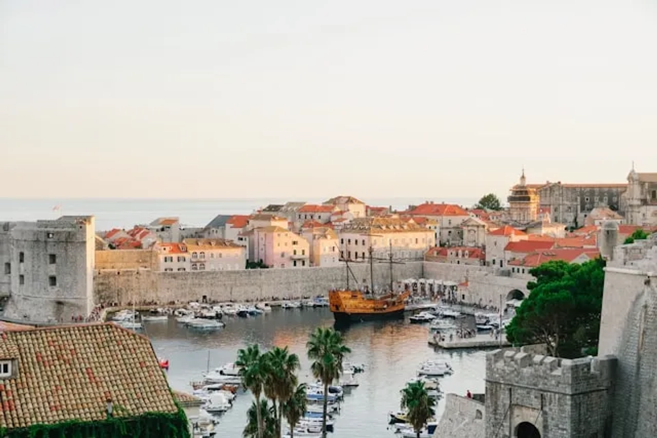 vista de uma marina com barcos na croacia
