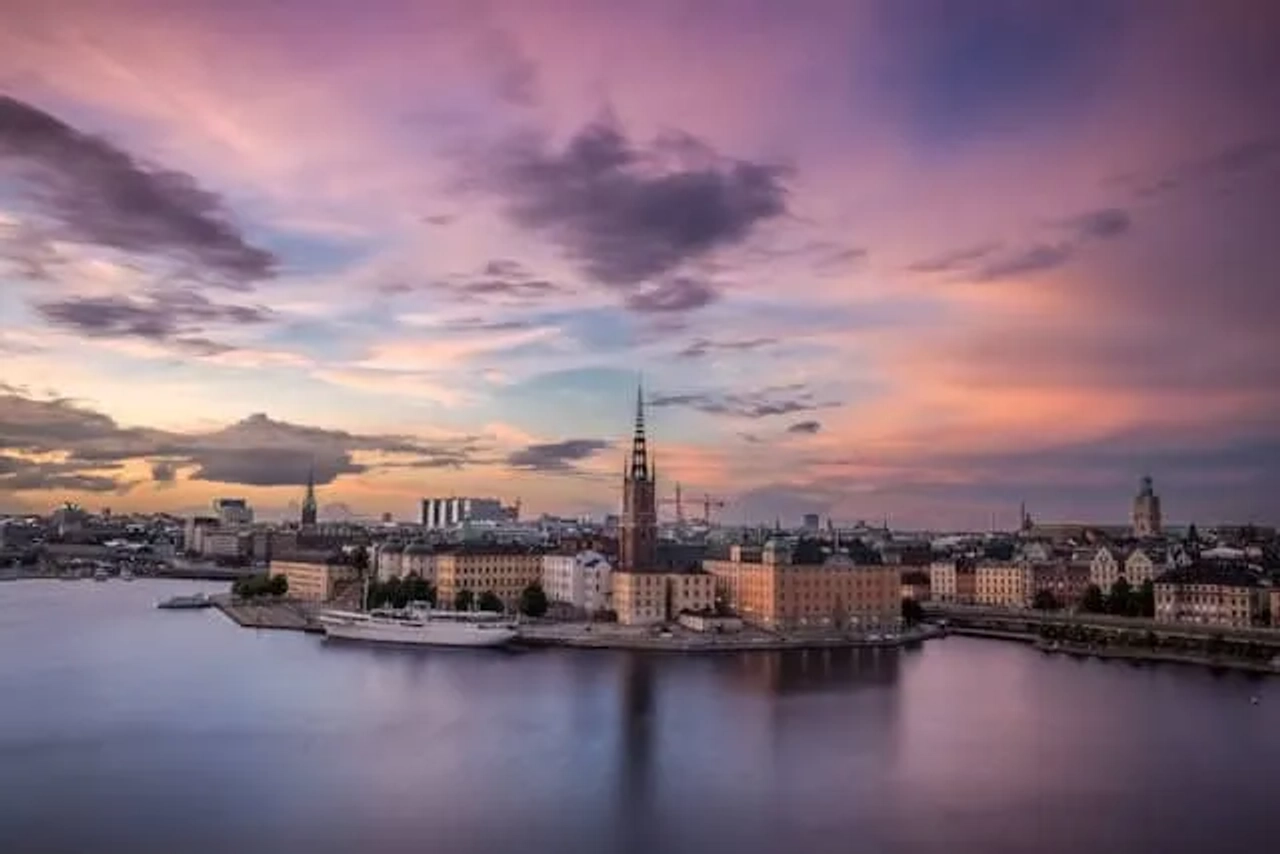 cidade de estocolmo na suécia visto ao por do sol com o ceu cor de rosa