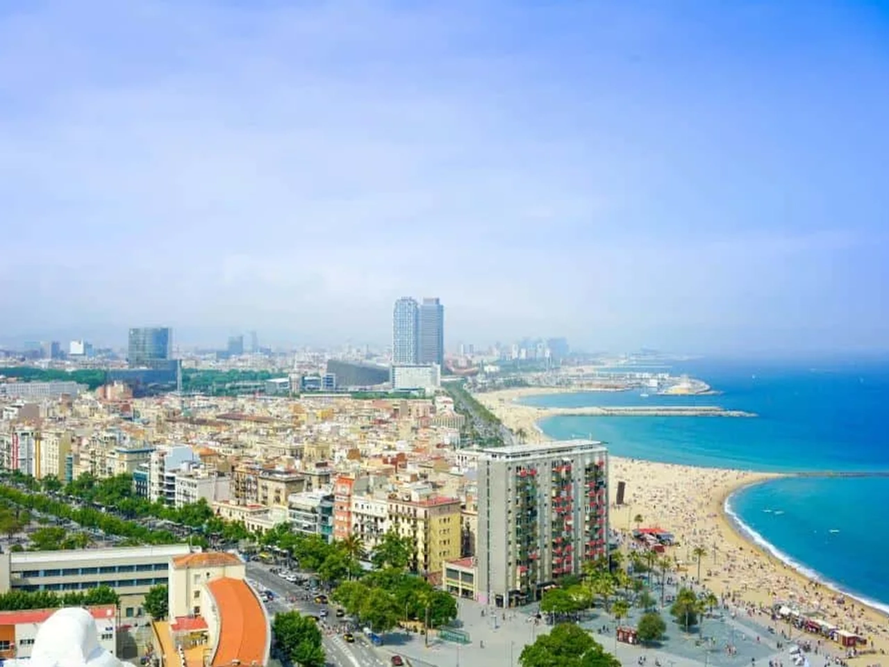 Vista panorámica de Barcelona, con playas y edificios modernos. Ideal para turistas.