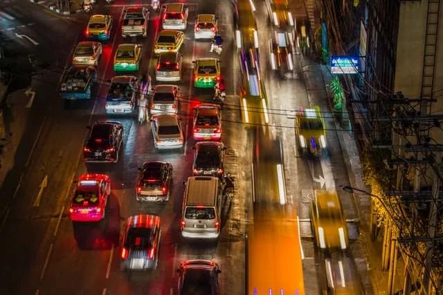 carros na rua durante a noite em bangkok