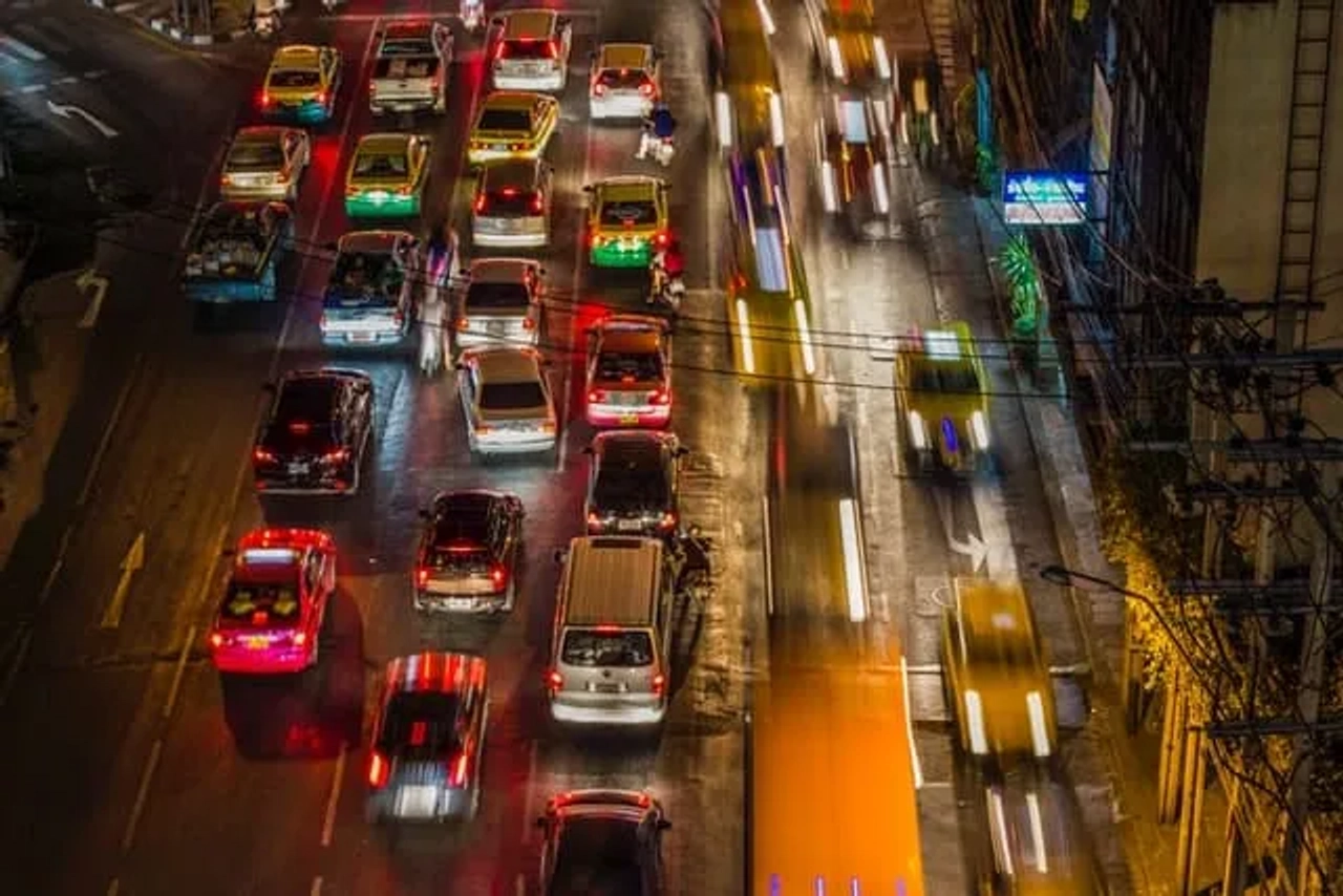 carros na rua durante a noite em bangkok