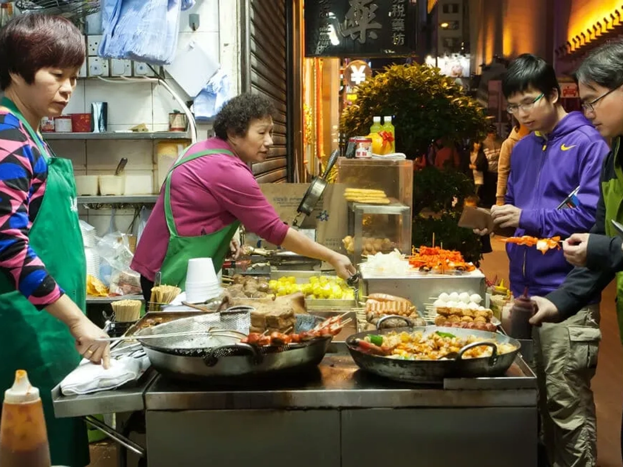 turistas vêm como se cozinham pratos típicos nas ruas de hong kong