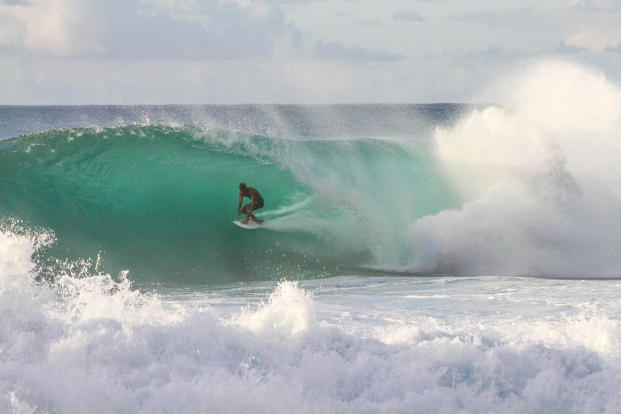 surfista dentro do tubo