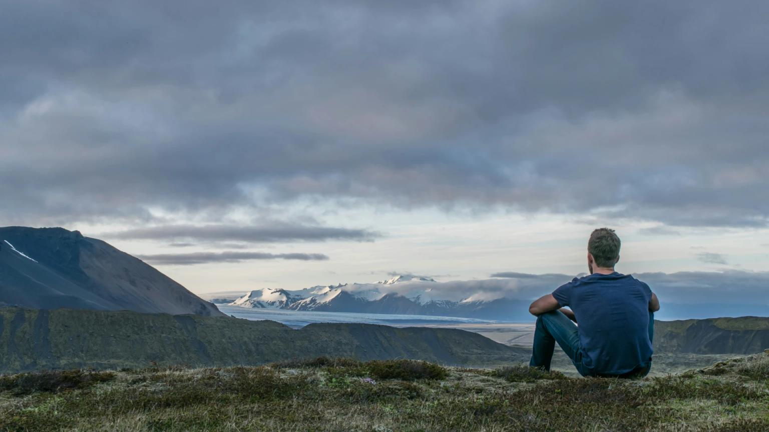 Hombre contempla el paisaje mientras recapacita sobre cuánto paga un seguro de vida por fallecimiento