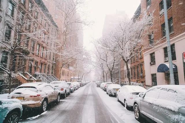 ruas cobertas de neve em Upper West Side em Nova Iorque